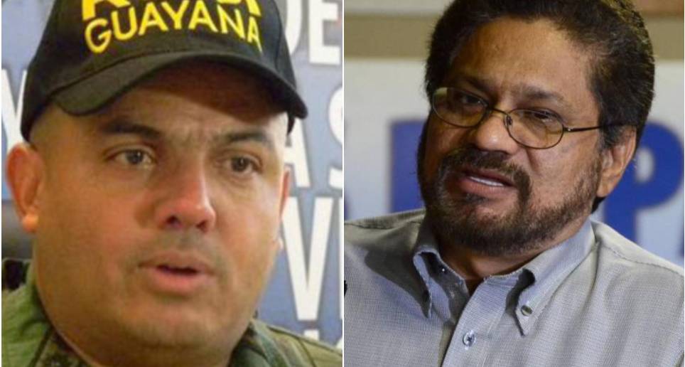 El exgeneral retirado de Venezuela, Clíver Alcalá, e “Iván Márquez”, excomandante de las Farc al que le habría entregado armas desde Venezuela. FOTO: Cortesía y Colprensa.