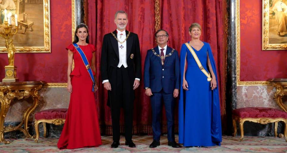 El presidente Gustavo Petro cumplió: no usó frac en la cena con los reyes de España. Visitó un traje azul oscuro con una corbata vinotinto. FOTO: CORTESÍA PRESIDENCIA