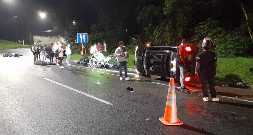 La camioneta se volcó tras arrollar a los dos policías y los dos civiles. FOTOS Cortesía