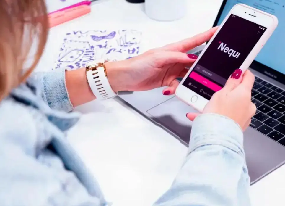 Las transferencias en Nequi se confirman con las iniciales del destinatario y pueden gestionarse desde el historial si hay un error. FOTO cortesía Nequi