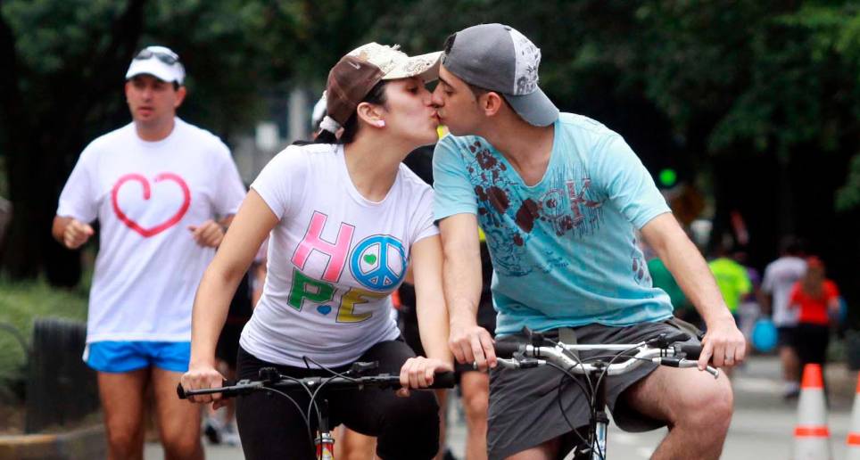 Los besos son expresiones de cariño entre parejas, familiares y amigos. FOTO: ARCHIVO EC