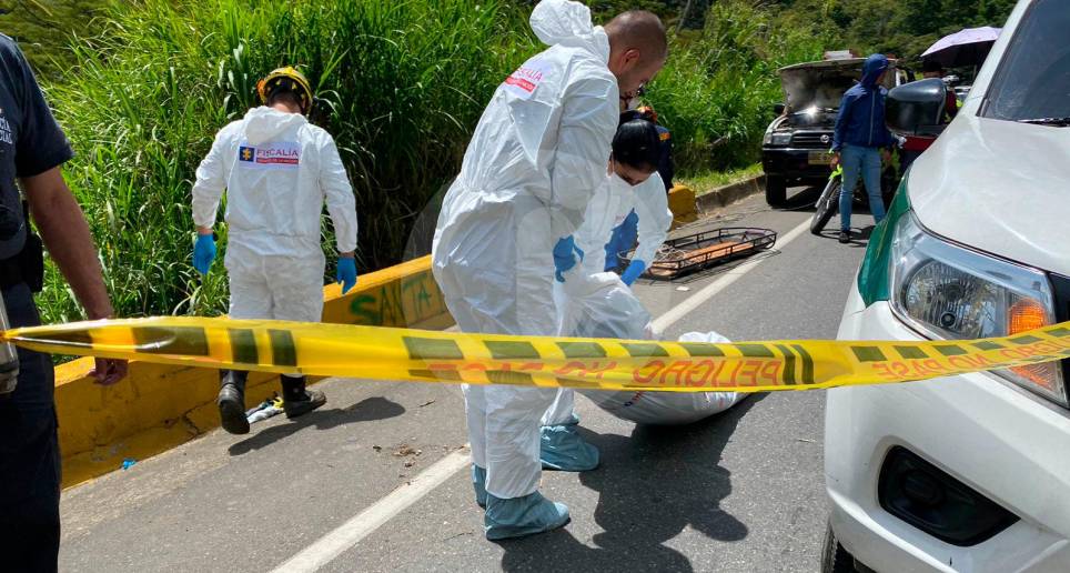 Los agentes del CTI de la Fiscalía realizaron la inspección en la autopista Medellín-Bogota. FOTO: ANDRÉS FELIPE OSORIO GARCÍA