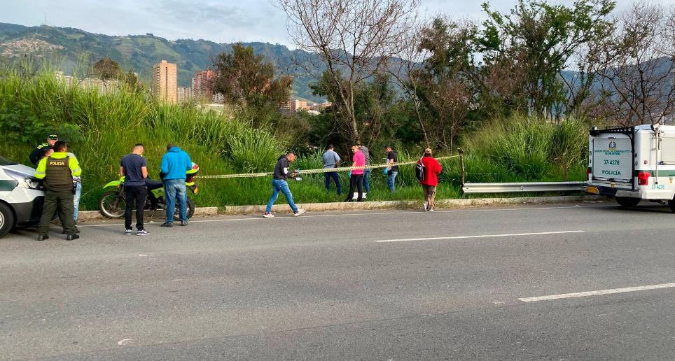 Van dos cadáveres hallados embolsados en la avenida Regional Oriental Norte, de Bello, en cuestión de una semana. FOTO: CORTESÍA.