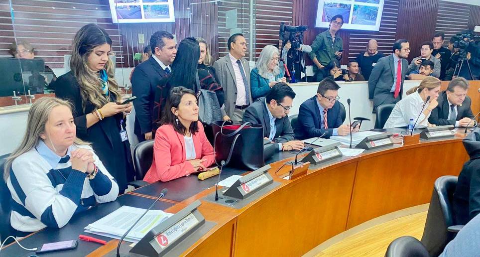 La representante a la Cámara, María Eugenia Lopera, a la derecha de la ministra de Minas y Energía, Irene Vélez. FOTO Cortesía. 