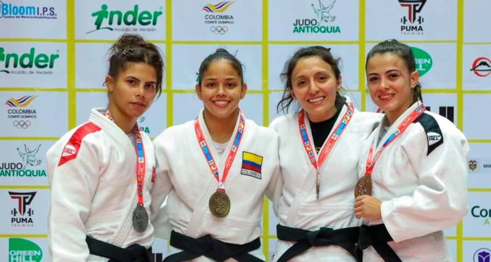 Erika Lasso, segunda de izquierda a derecha, se llevó el oro en el Open Panamericano de Medellín. FOTO fecoljudo