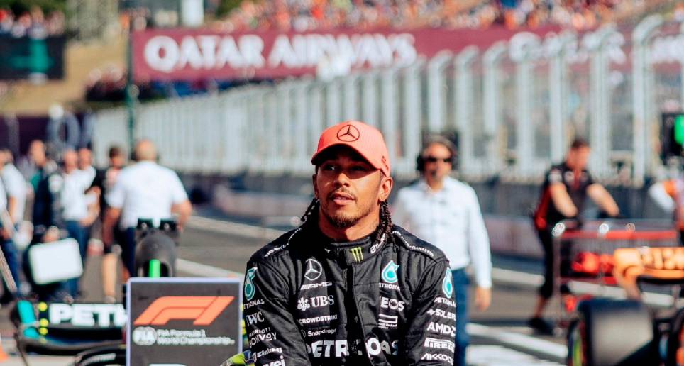 Lewis Hamilton no ganaba un pole position desde diciembre de 2021 en el GP de Arabia Saudita. FOTO TWITTER @MercedesAMGF1