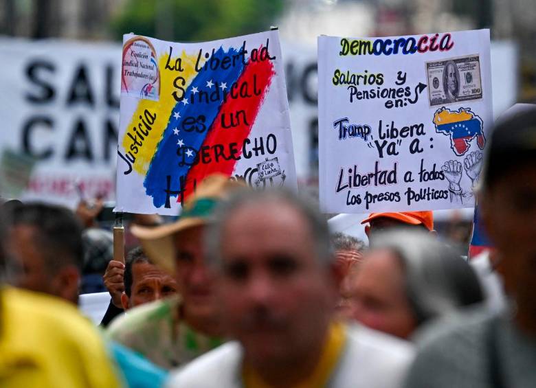Manifestantes en Venezuela reclaman mejoras salariales mientras el país enfrenta una inflación de 475% y una fuerte pérdida del poder adquisitivo. FOTO AFP. 