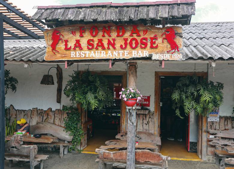 La fonda vende comidas preparadas y licor, convirtiéndose en sitio preferido para turistas; además, funge como minimercado para los habitantes del sector. FOTO: MANUEL SALDARRIAGA