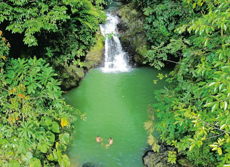 El río Chibugá, entre Dabeiba y Mutatá, ofrece enormes y cristalinos pozos para el disfrute de los visitantes. FOTO Manuel Saldarriaga