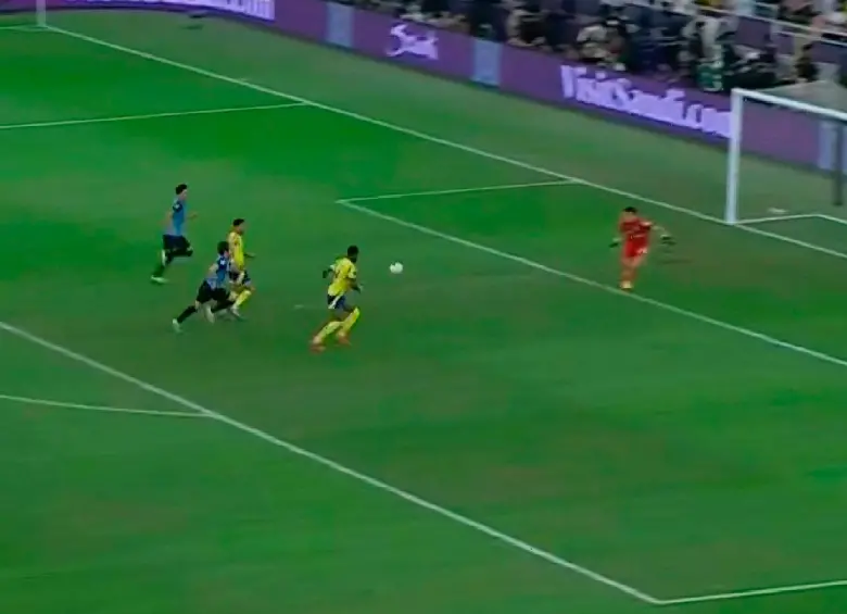 Durán, en el momento que pifia ante arco rival en el partido de Champions Asiática. FOTO: PANTALLAZO VIDEO