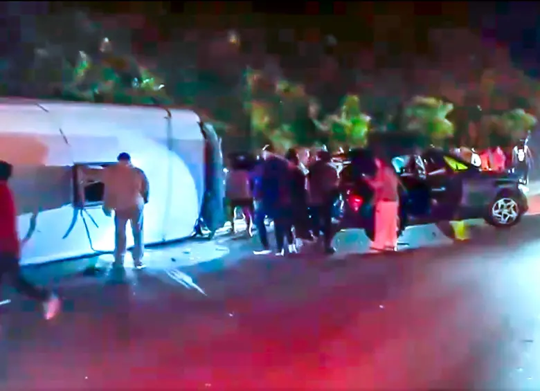 Accidente con bus que se volcó en La Vega, Cundinamarca. Foto: captura de video