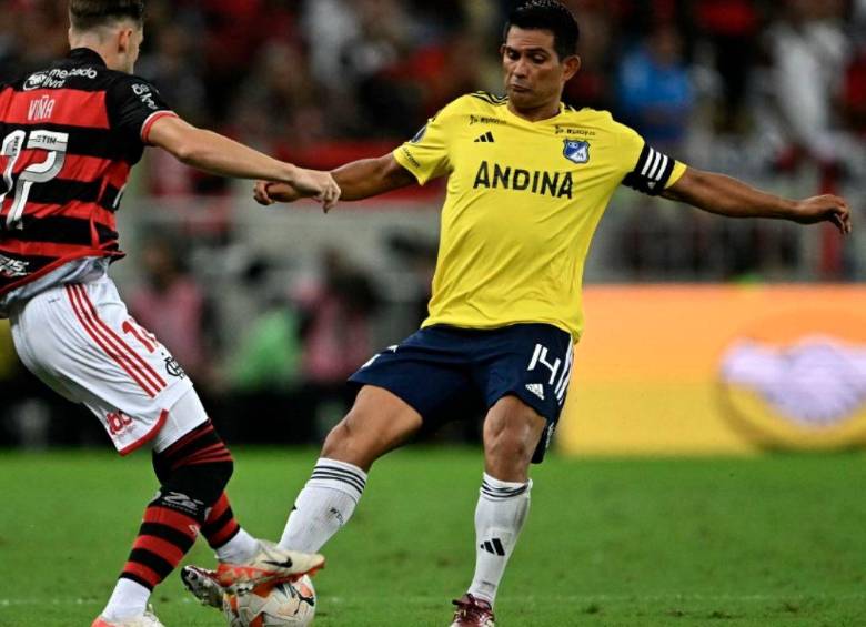 En la imagen aparece David Mackalister Silva disputando una pelota durante la derrota 3-0 de Millonarios. FOTO AFP