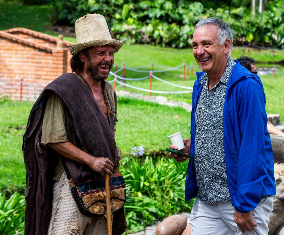 Imagen detrás de cámaras del director Luis Alberto Restrepo entregando instrucciones a John Alex Toro, el actor pereirano, que personifica a Cosiaca Foto: Julio César Herrera Echeverri