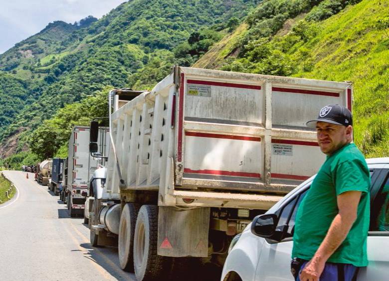 La fila de carros ayer por el derrumbe en la Sinifaná se extendió por más de 9 kilómetros. Contamos 210 carros.