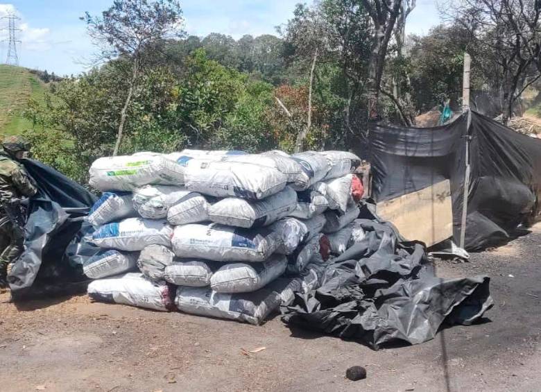 En el operativo fueron decomisados 69 bultos de carbón vegetal. FOTO: CORTESÍA POLICÍA