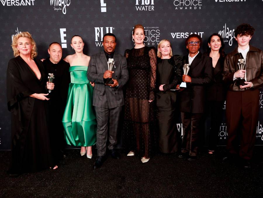 El elenco de Adolescencia y los cuatro galardones de los Critics Choice que consiguieron este domingo. FOTO Getty