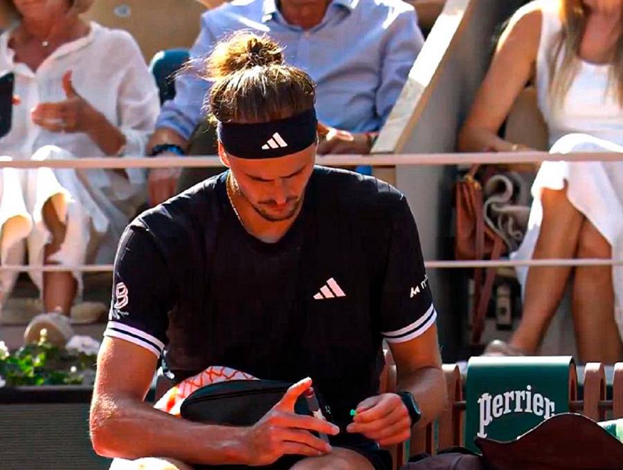 Zverev se aplica insulina durante un cambio de lado. El alemán, diagnosticado con diabetes tipo 1 a los tres años, visibiliza su condición para inspirar a niños con la misma enfermedad. FOTO Instagram golesendir