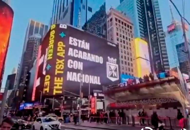 Este es el mensaje de hinchas de Nacional que figuró en Times Square. FOTO CAPTURA DE PANTALLA