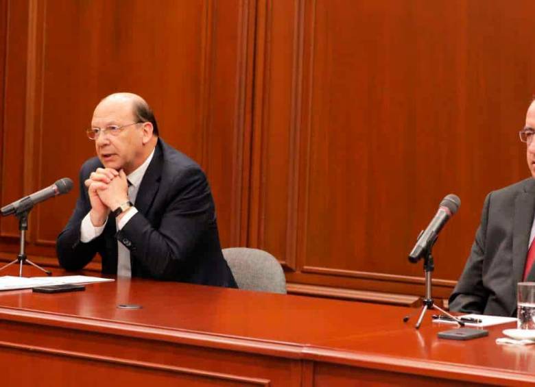 Contrario a lo planteado por el Gobierno, las tasas altas han presionado las utilidades del sistema financiero. En la foto, Germán Ávila, ministro de Hacienda y Leonardo Villar, gerente del Banco de la República. FOTO: CORTESÍA BANCO DE LA REPÚBLICA