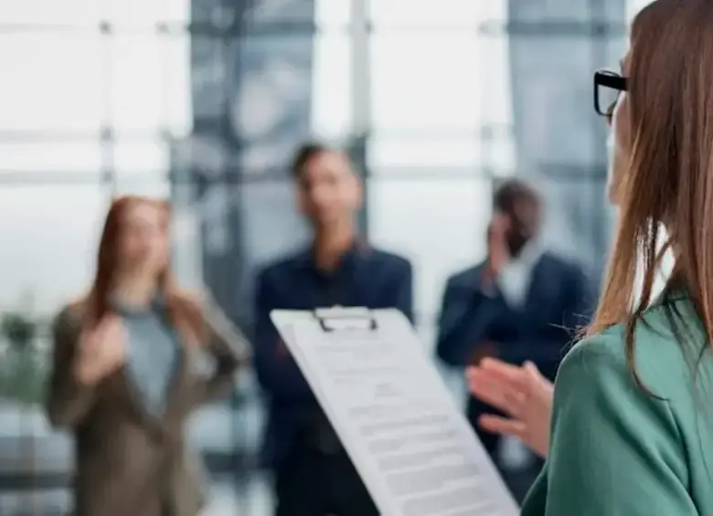 El programa busca brindar a jóvenes bachilleres formación gratuita y oportunidades de empleo formal en el sector de contact center. FOTO: Getty