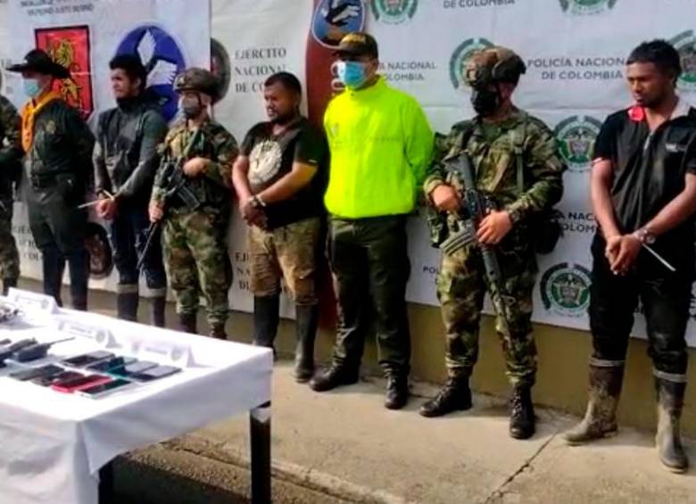 Presentación de los capturados, junto al material incautado. FOTO: CORTESÍA DEL EJÉRCITO.