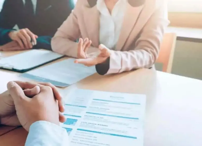 Las empresas fortalecen programas de formación, certificaciones y desarrollo profesional para retener talento digital. FOTO GETTY