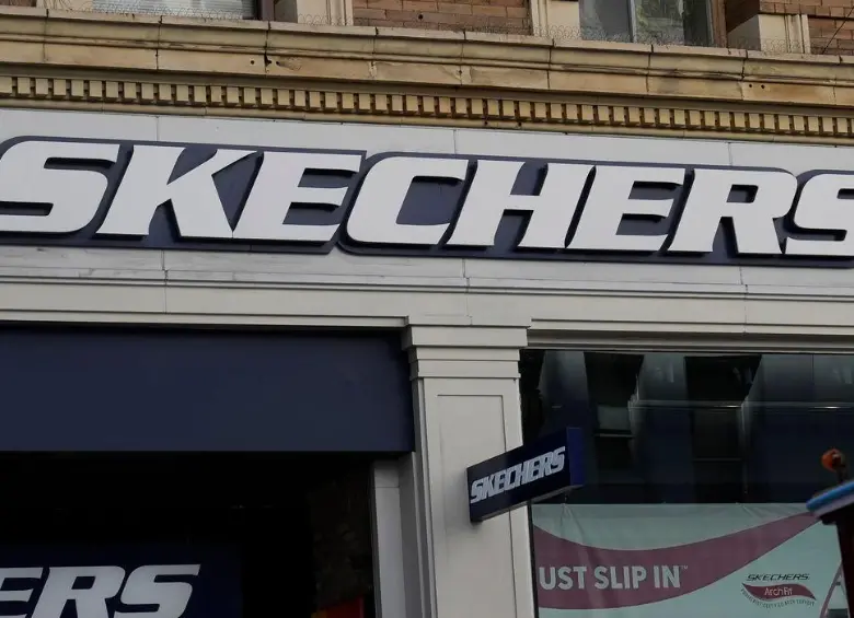 Las acciones de Skechers subieron casi un 25% este lunes, hasta los 61,56 dólares. FOTO tomada de X