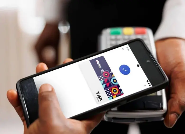 Servicios como Apple Pay, Google Wallet y diversas aplicaciones financieras utilizan las tarjetas como soporte para realizar transacciones sin que la persona tenga que sacar la billetera y buscar el plástico. FOTO: Dale!