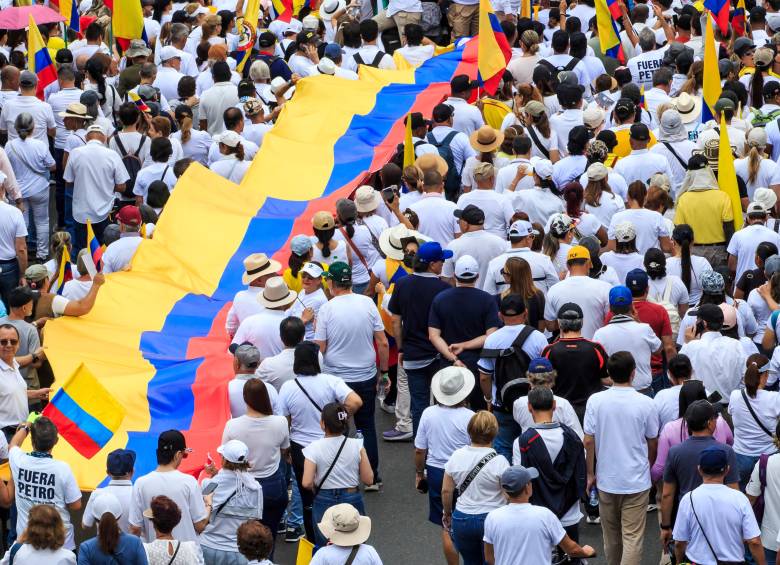 La manifestación finalizó hacia el mediodía en el sector de La Alpujarra, donde una leve lluvia comenzó a caer, lo que llevó a la gradual dispersión de los participantes. Foto: Camilo Suárez Echeverry