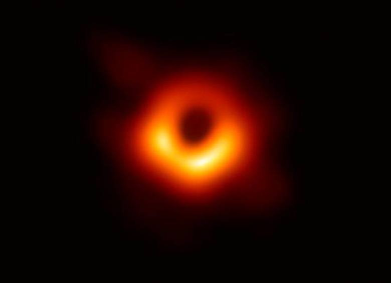 Primera imagen de un agujero negro supermasivo gracias al proyecto Telescopio Horizonte de Sucesos. Se logró un radiotelescopio del tamaño de la Tierra para hacerla. FOTO: ESO