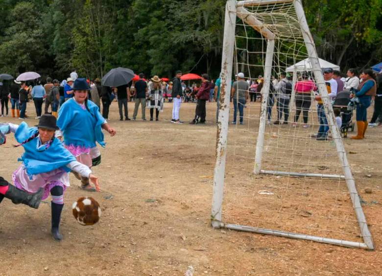 En el tradicional torneo femenino, las deportistas juegan al fútbol con un balón forrado con piel y pelo de vaca. FOTO AFP