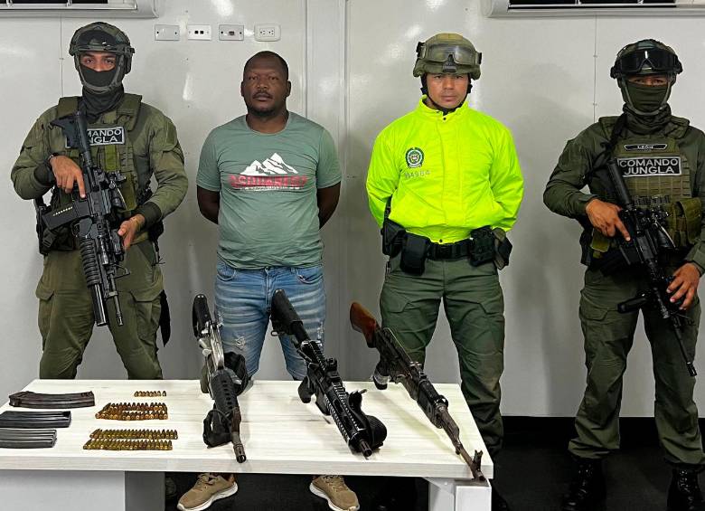 En la diligencia de registro y allanamiento en la que se dio la captura de “Caballero”, las autoridades también incautaron tres fusiles, proveedores, cartuchos de varios calibres, entre otros elementos. FOTO: Cortesía Policía 
