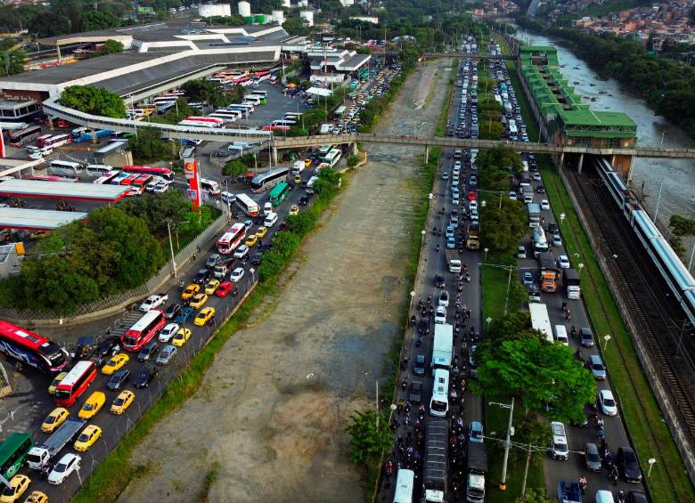Así ha lucido la movilidad toda la mañana de este miércoles por cuenta de los cierres en la avenida Regional, por la Terminal del Norte. FOTO: MANUEL SALDARRIAGA