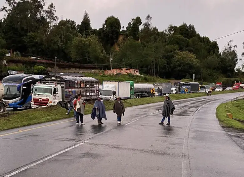 Cientos de vehículos particulares, de pasajeros y de mercancía, están represados en el bloqueo del paro de los campesinos parameros, que están a la altura del Puente de Boyacá. FOTO: Tomada de X.