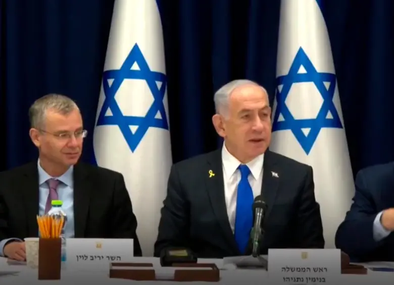 El primer ministro israelí Benjamin Netanyau (en el centro) reporta la nueva baja al grupo terrorista Hamás. FOTO: tomada de X.