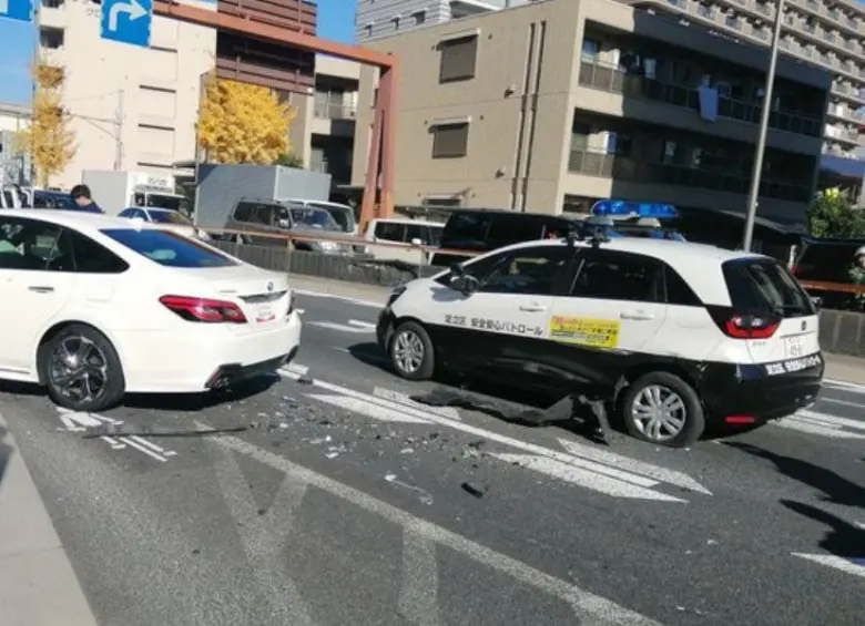Escena del atropello en Tokio, donde un auto robado dejó un muerto y varios heridos antes de que el conductor intentara huir a pie. FOTO: @0ceeaeaeafa1450 vía X.