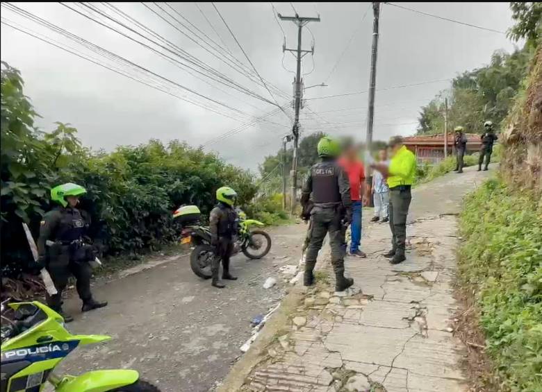 Uno de los sospechosos fue capturado en el corregimiento Santa Elena, de Medellín. FOTO: Cortesía Dijín