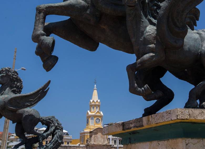 Al fondo la Torre del Reloj, uno de los sitios más emblemáticos de la ciudad amurallada, en el casco histórico de Cartagena. Foto: Archivo EFE.
