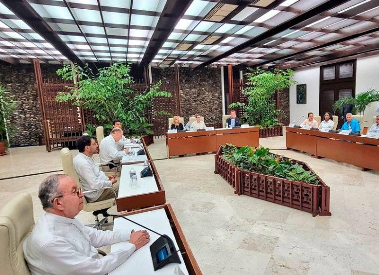 Primer encuentro público entre el gobierno colombiano y la delegación del ELN en Cuba tras el reinicio de los diálogos. FOTO: CORTESÍA CANCILLERÍA DE CUBA