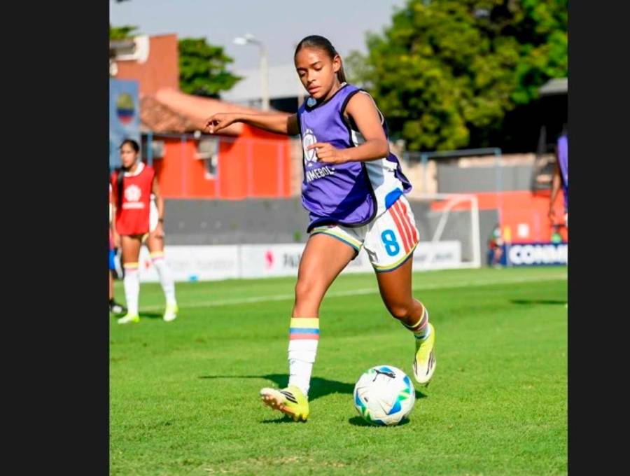 Mariana Mosquera del registro de Atlético Nacional ingresó en el segundo tiempo ante Chile y dejó buena impresión por su gambeta y buen manejo de balón. FOTO FCF