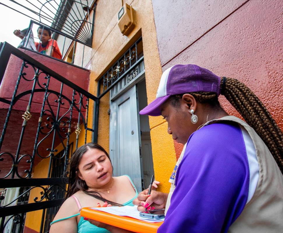 Para conseguir un cupo estudiantil también se puede ingresar al aplicativo Busco tu Cupo, en el sitio www.medellin.edu.co, llamar a las líneas 321 638 21 32 y 604 514 89 21 o escribir al correo electrónico cupos.edu@medellin.gov.co Foto: Esneyder Gutiérrez Cardona