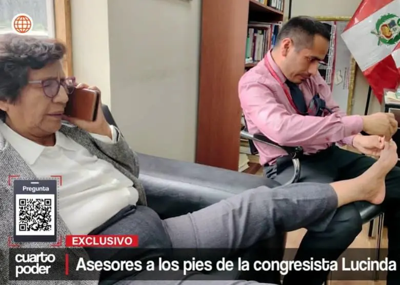 Esta es la imagen que está circulando de la congresista y sus empleados. FOTO: Cuarto Poder.