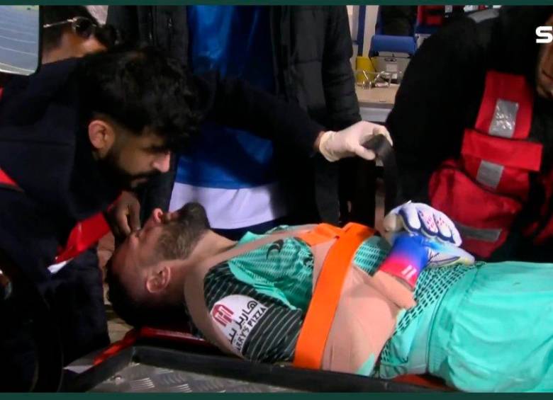 Esta es una de las dramáticas imágenes de la televisión árabe mientras David Ospina era trasladado a la ambulancia. FOTO TOMADA DE TWITTER