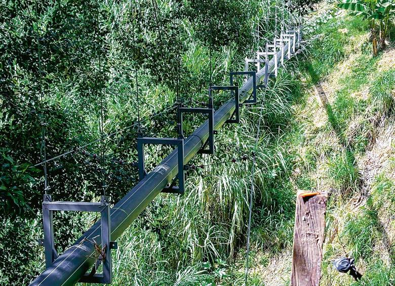 Este acueducto aéreo abastece a 3.000 familias del nororiente de Medellín. Desde 2021 se comenzó con esta estrategia. FOTO CORTESÍA ALCALDÍA DE MEDELLÍN