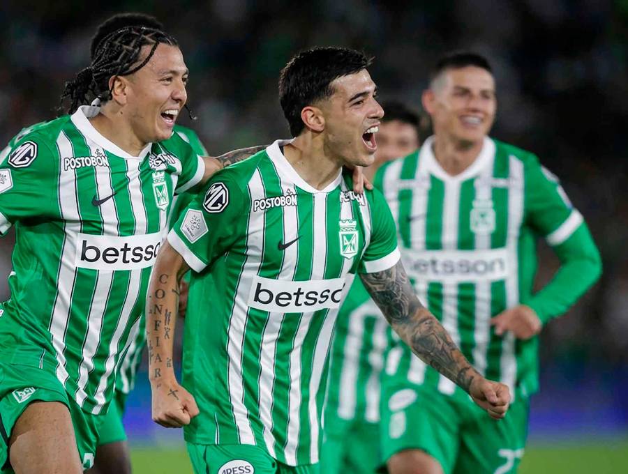 Elías Cabrera es la principal revelación de Nacional entre los refuerzos que llegaron al club este semestre. Acá celebra con Ian Poveda, otro de los refuerzos del Verde. FOTO COLPRENSA 