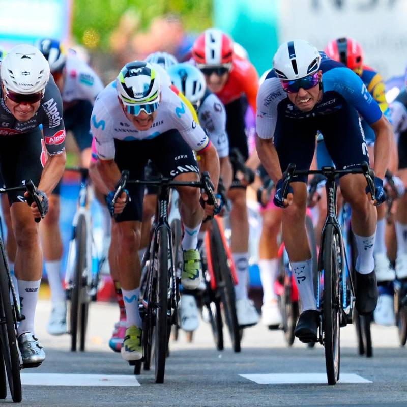 Jasper Philipsen (izquierda) logró su triunfo 55 como corredor profesional. FOTO GETTY