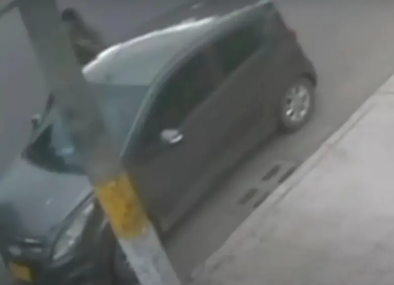 Una cámara captó el vehículo en el que presuntamente iban Carlos Mora y el sicario adolescente, quien se ve saliendo de su interior. FOTO: CORTESÍA IMÁGENES NOTICIAS CARACOL.