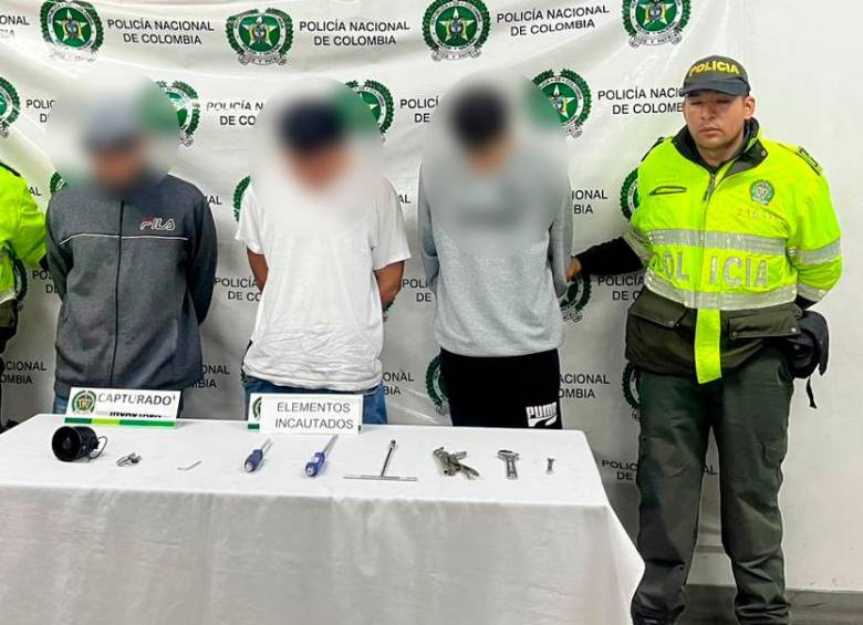 Los presuntos ladrones detenidos en Itagüí son señalados de robarse una moto, un computador, un sistema de alarmas, entre otros objetos. FOTO: CORTESÍA POLICÍA MEVAL