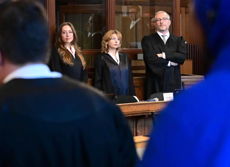 Los abogados designados por el tribunal, Klaudia Dawidowic (de izquierda a derecha), Ria Halbritter y Christoph Stoll, esperan el inicio del juicio contra un médico de cuidados paliativos presuntamente acusado de matar a 15 pacientes con inyecciones letales. FOTO: AFP