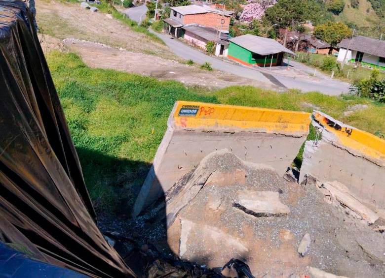 La vía está bloqueada debido al derrumbe de un muro de contención en un tramo cercano al casco urbano de San Andrés de Cuerquia. FOTO: Cortesía